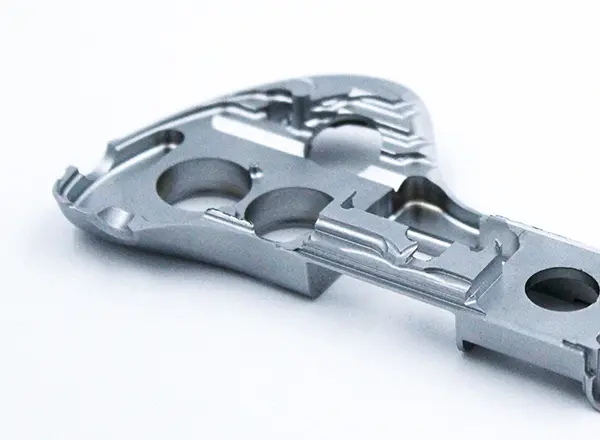 Pezzo fresato a 5 assi