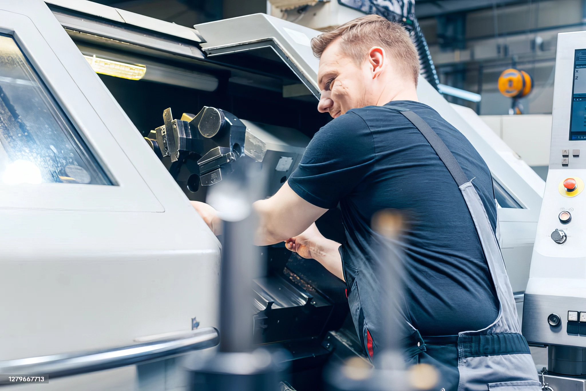 Operaio CNC Ambrosi Srl — Officina meccanica di precisione a Verona